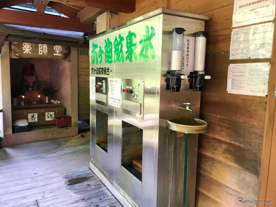 飲泉場には専用の給水機があって、5リットル100円で組むことができる。《撮影 中込健太郎》