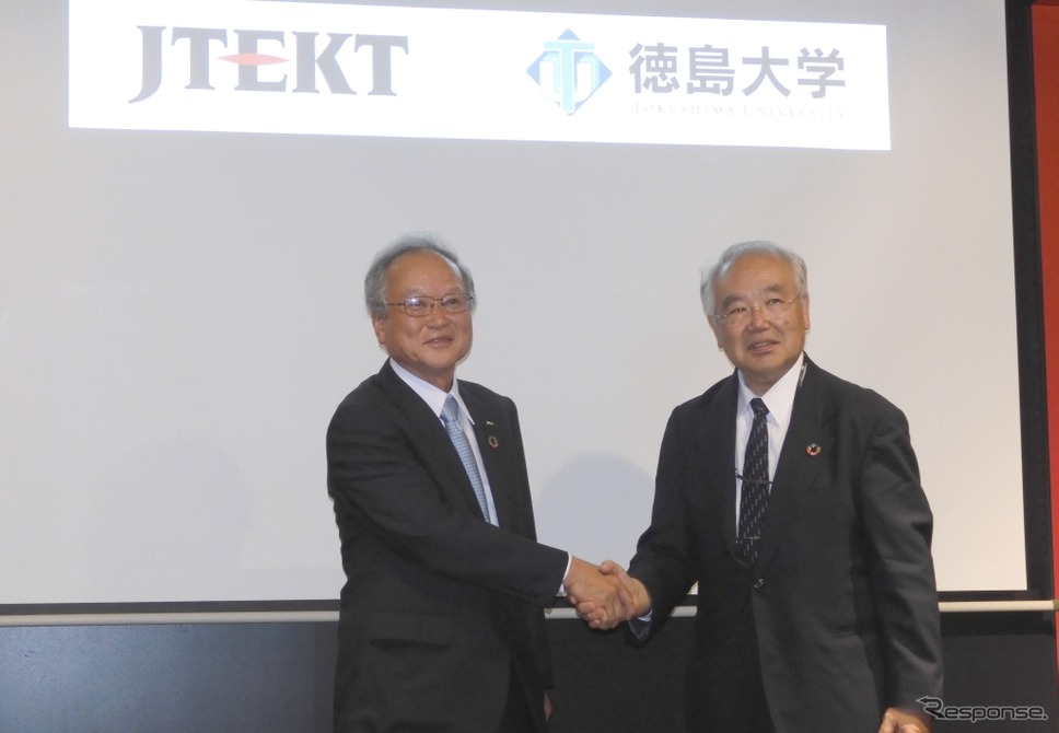 ジェイテクトの宮崎博之専務取締役(左)と徳島大学の野地澄晴学長(右)《写真 ジェイテクト》