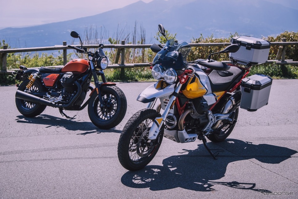 Moto Guzzi V85 TT（右）とV9 Bobber Sport《写真 ピアッジオ グループ ジャパン》