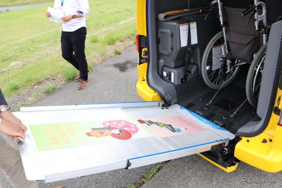 スロープ部には様々なデカールなどを貼ることも可能。車いすの利用者に限らず、海外からの旅行者の大型トランクなど、多岐にわたって重宝しているのだそうだ。(NV200タクシーユニバーサルデザイン)《撮影 中込健太郎》