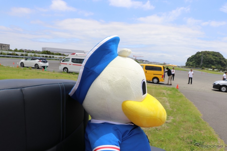 基本的に今回の取材会、全てのクルマに何らかの体験を伴っていた。リーフパレードカーからの見晴らしも抜群だ。《撮影 中込健太郎》