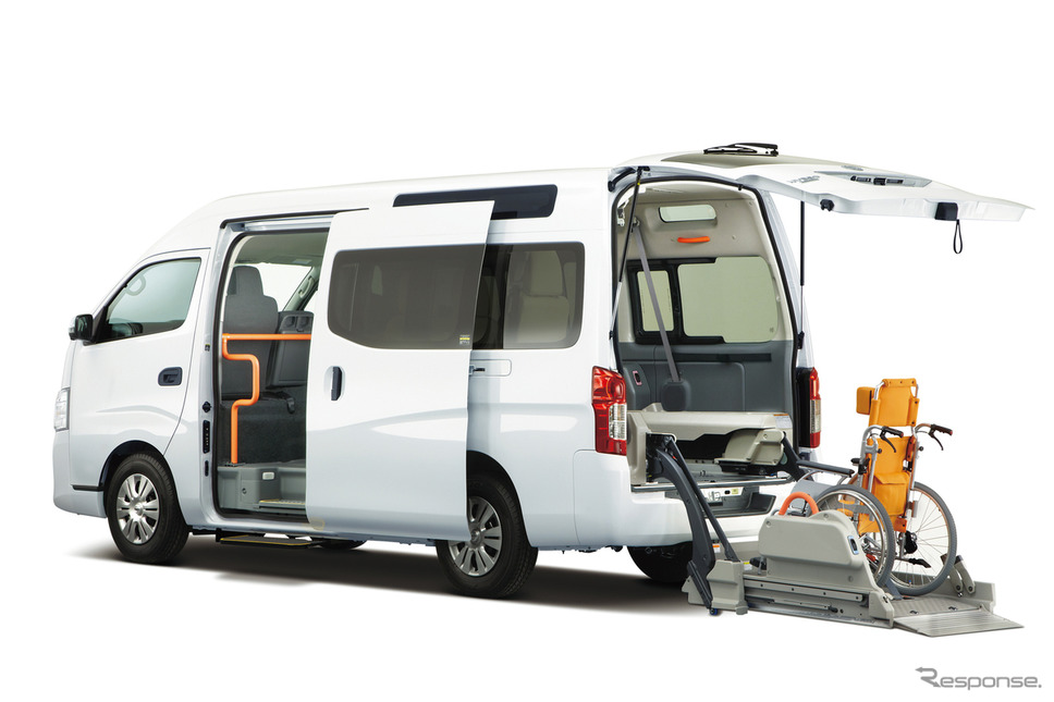 NV350キャラバン、リフト付き《写真 日産自動車》
