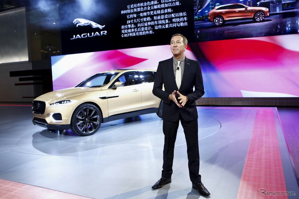ジャガーC-X17コンセプトをプレゼンテーションするトムソン(広州モーターショー2013)《photo by Jaguar Cars》