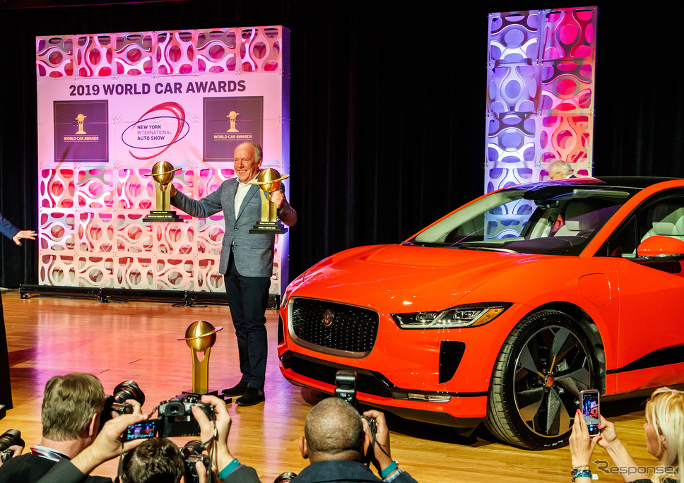 ジャガーI-PACEがワールド・カーオブザイヤー2019を受賞して喜ぶカラム。《photo by Jaguar Cars》