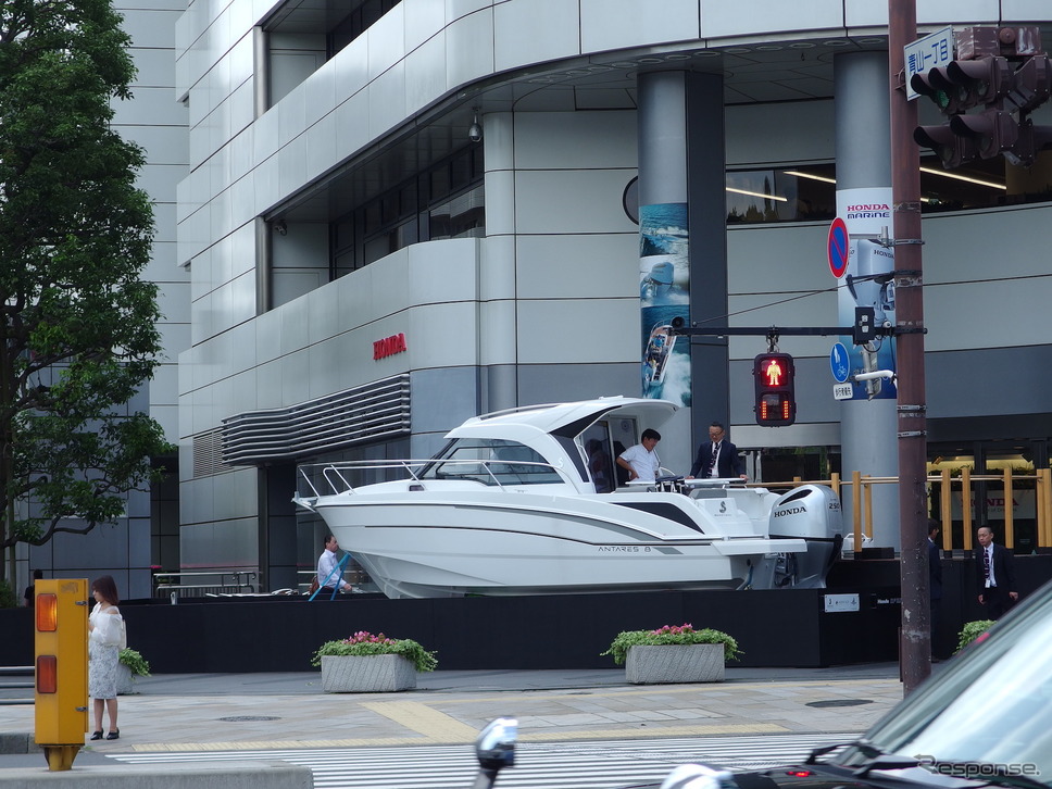 ホンダ船外機を搭載したボートが青山に《撮影 高木啓》