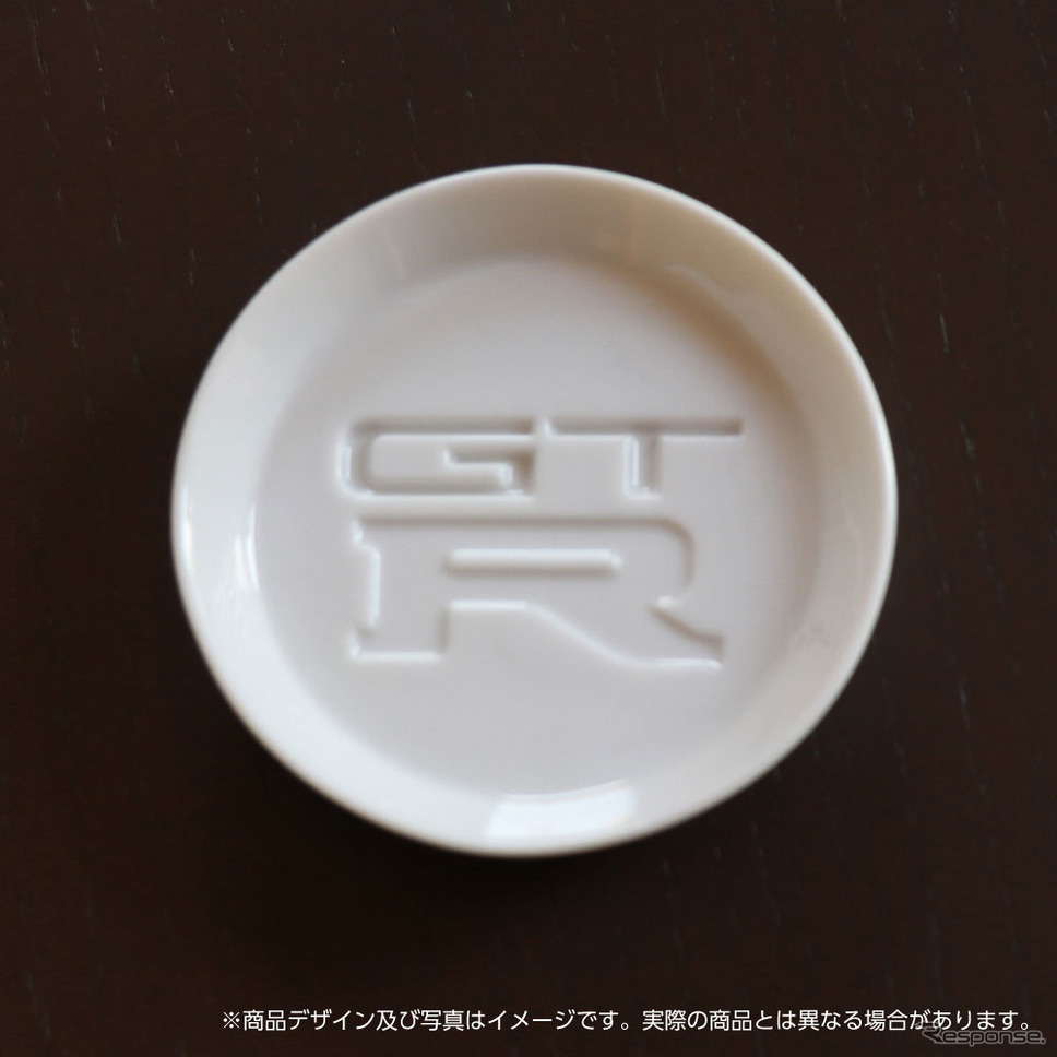 「GT-R」のエンブレムが浮かび上がる醤油皿（写真はイメージ）《写真 ヴィレッジヴァンガード》