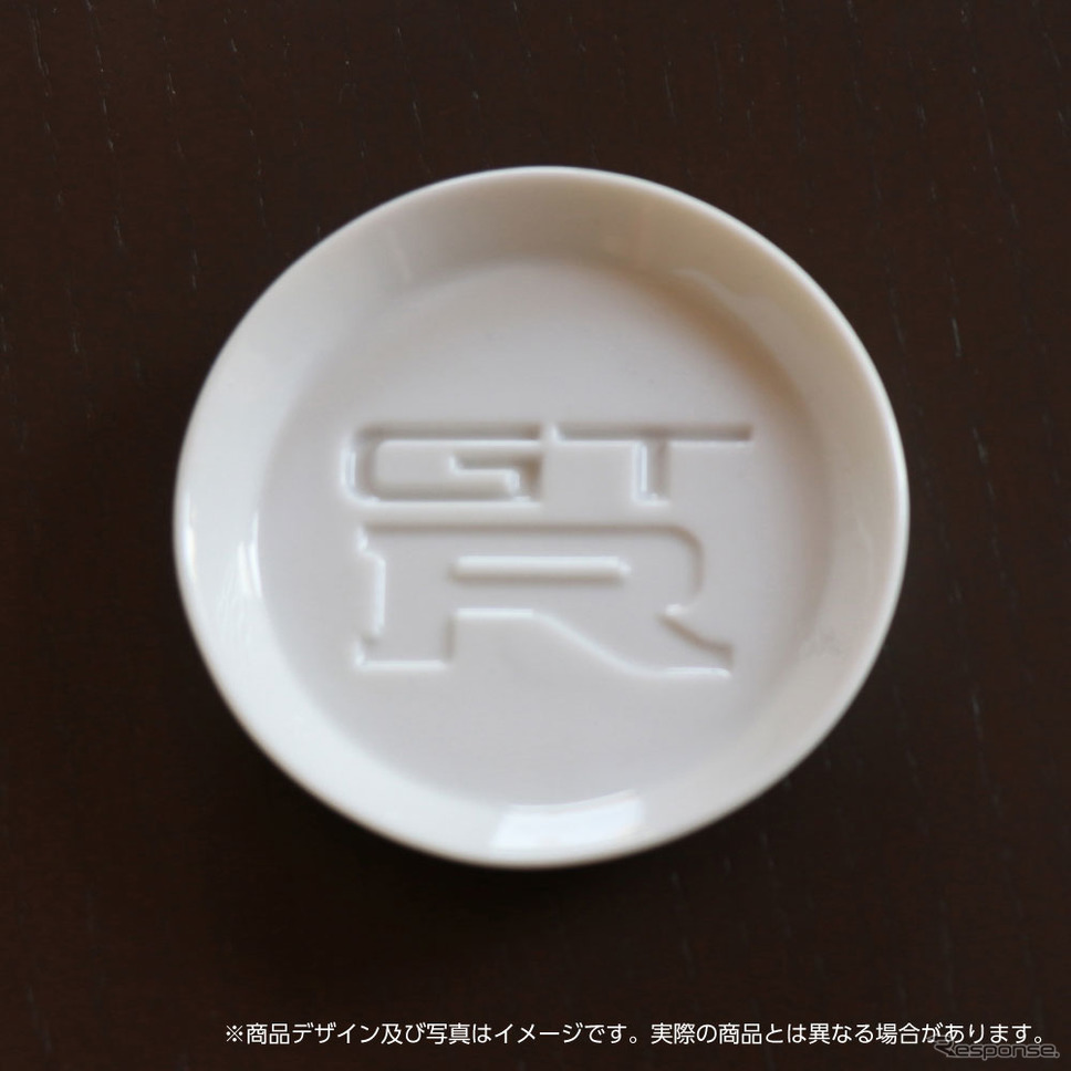 「GT-R」のエンブレムが浮かび上がる醤油皿(写真はイメージ)《写真 ヴィレッジヴァンガード》
