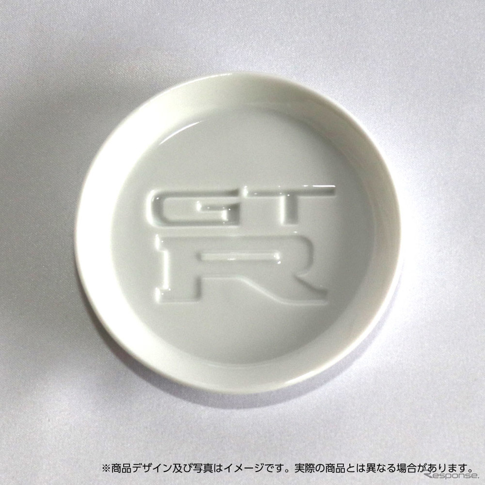 「GT-R」のエンブレムが浮かび上がる醤油皿（写真はイメージ）《写真 ヴィレッジヴァンガード》