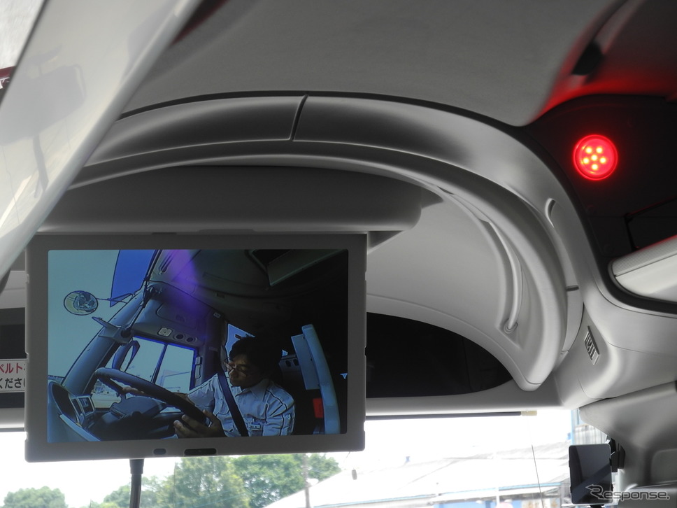 ドライバー異常時対応システム（EDSS）の作動時には車内で赤いランプが点滅《撮影　山田清志》