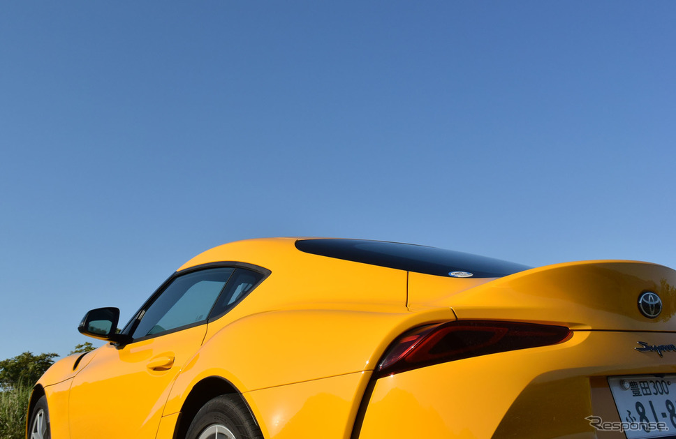 黄色は青空によく映える。ライトニングイエローは3万2400円のオプション。すぐに10万円くらい取られる輸入車と比べるとえらくお買い得な価格設定だ。《撮影 井元康一郎》