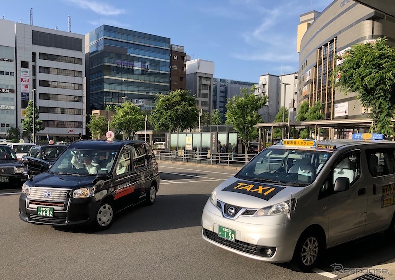 都内で多く見かけるようになったトヨタのジャパンタクシー(左)と、日産のNVタクシー《撮影 藤井真治》