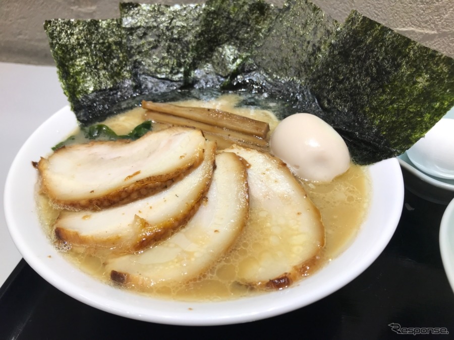 この手があったか!横浜中央卸売市場のラーメン。横浜のラーメン、これも忘れるわけにはいかない。《撮影 中込健太郎》
