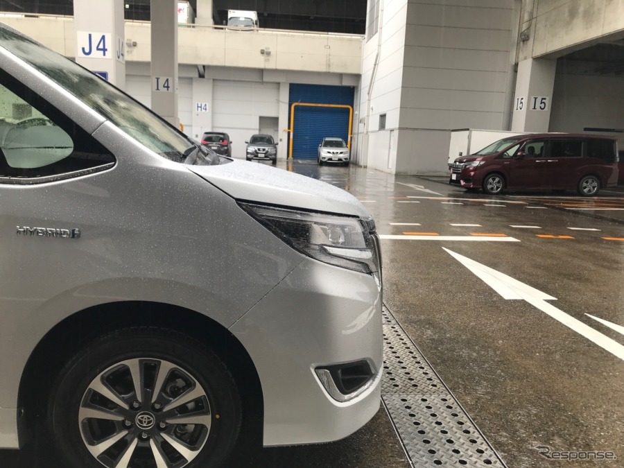 昼時ともなると、市場関係者ばかりでなく、クルマで立ち寄る人も少なくない。《撮影 中込健太郎》