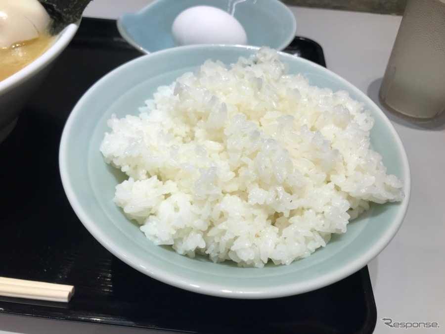 ライスを頼むと、一個卵がつく。ちなみに丁寧に炊かれたチャーシューも、華やかな味が楽しめるスープもライスとの相性も抜群だ。《撮影 中込健太郎》