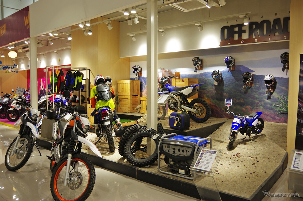 ヤマハ直営店「YZONE」。コンセプトごとにバイクが展示されている《撮影 宮崎壮人》