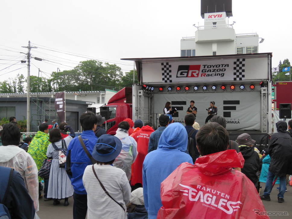 選手トークイベントを見るファンの背中に、東北ならではの“地域柄”も。《撮影 遠藤俊幸》