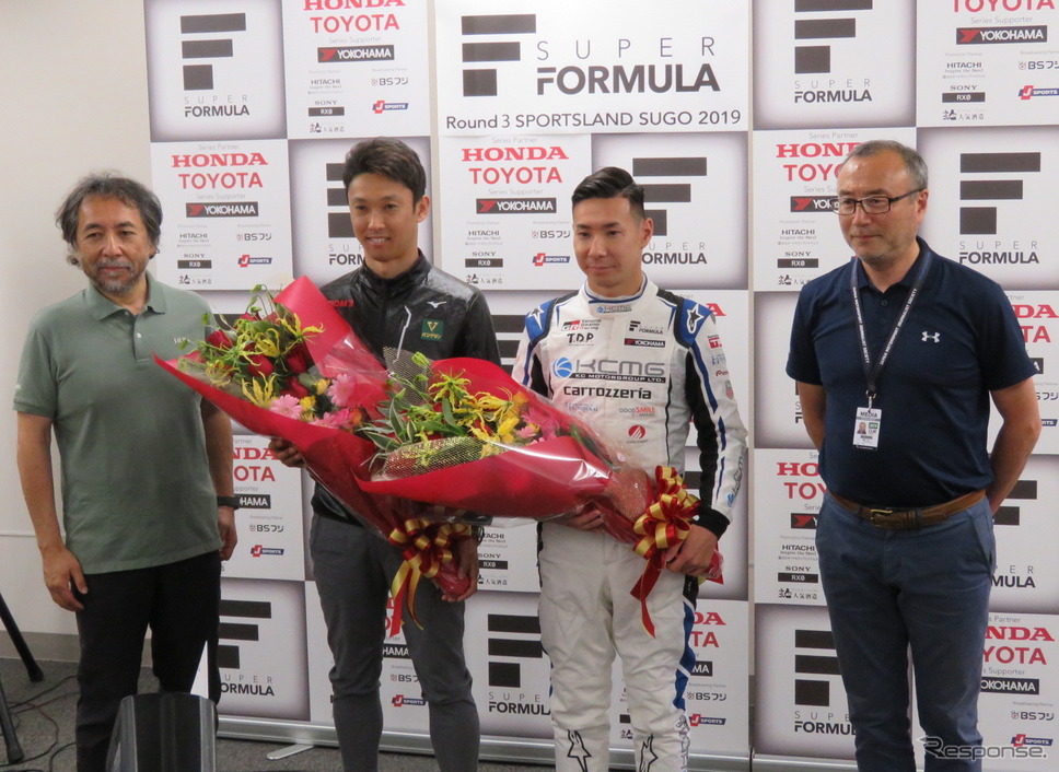 中嶋一貴(中央左)と小林可夢偉(同右)のルマン、WECでの活躍に対し、日本レース写真家協会と日本モータースポーツ記者会からの花束贈呈が土曜午前に行なわれている。《撮影 遠藤俊幸》