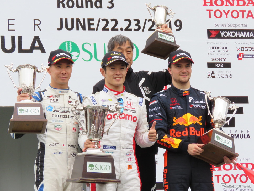 山本尚貴(中央)が第3戦SUGOを制した。2位は可夢偉(左)、3位にアウアー(右)。山本の後ろは村岡監督。《撮影 遠藤俊幸》
