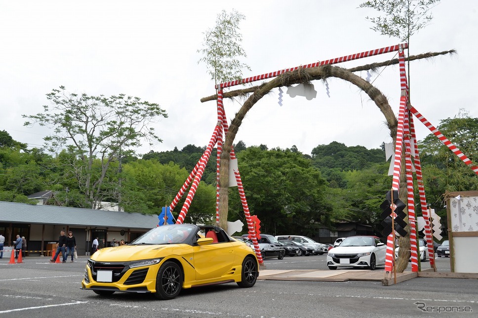 笠間稲荷神社 車の茅の輪くぐり《撮影 嶽宮三郎》