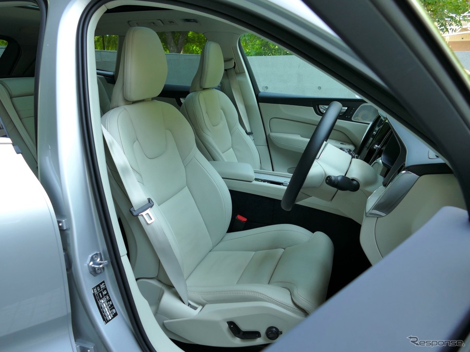 ボルボ XC60 T8 TWIN ENGINE AWD INSCRIPTION《撮影 島崎七生人》