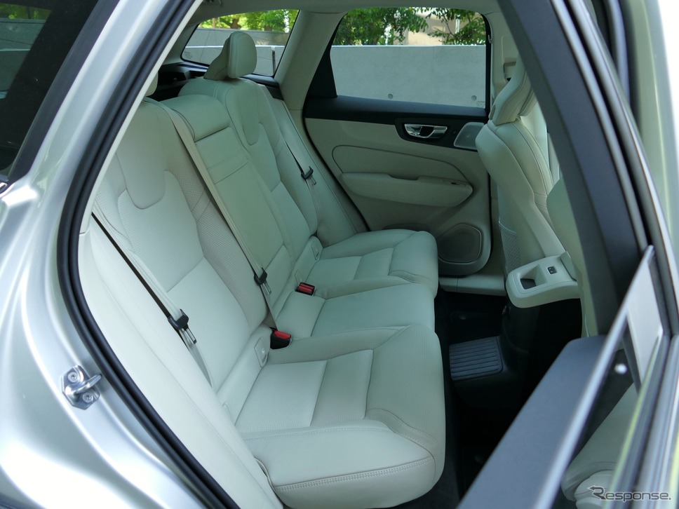 ボルボ XC60 T8 TWIN ENGINE AWD INSCRIPTION《撮影 島崎七生人》