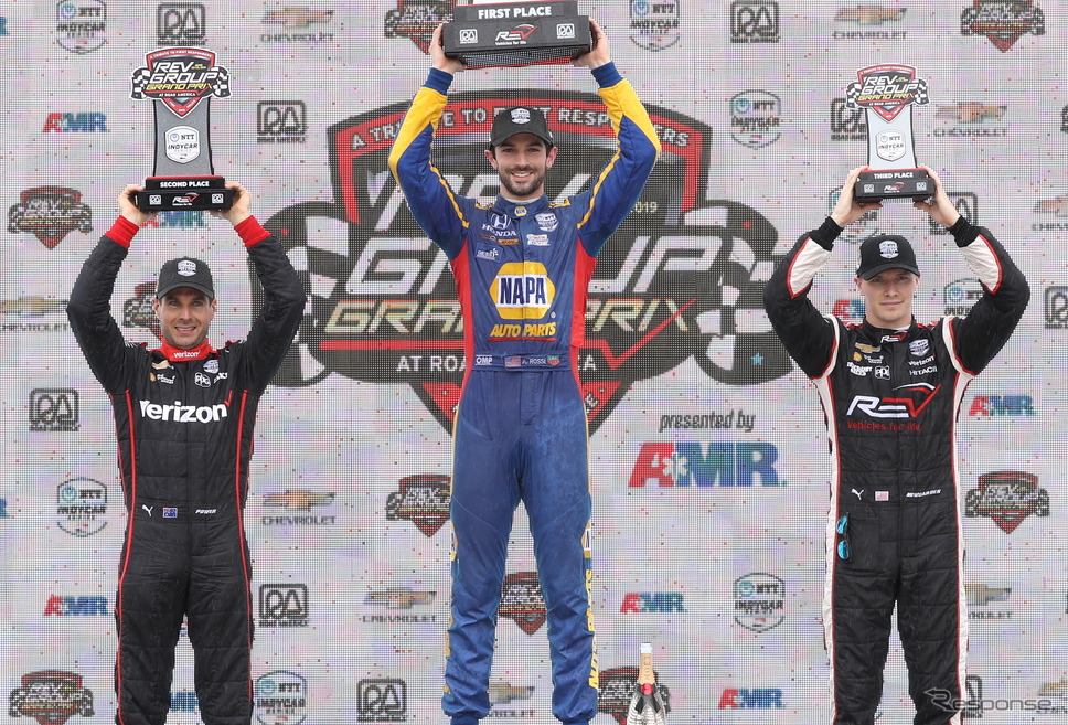 左から2位パワー、優勝ロッシ、3位ニューガーデン。《写真提供 INDYCAR》