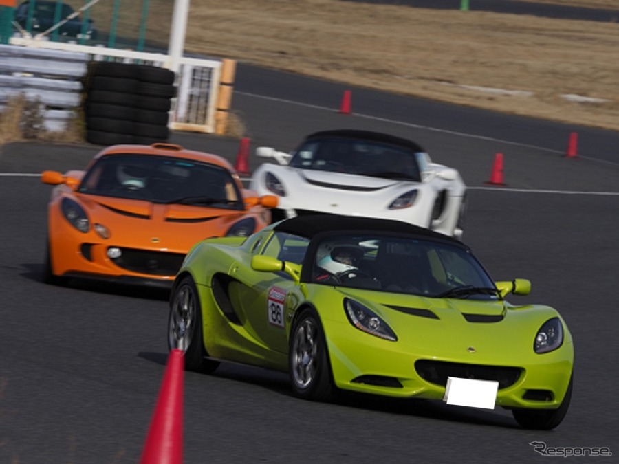 ドライビングテクニックだけでなく、マナーなども学ぶことができる。《写真提供 TetsuyaOTAスポーツドライビングスクール事務局》