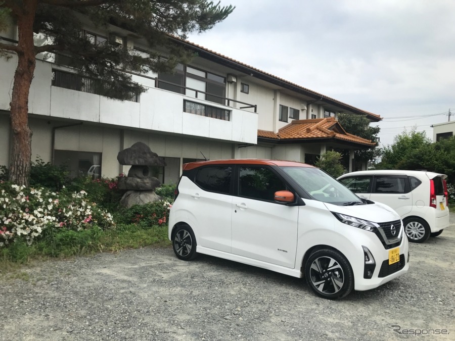 山梨県甲斐市の住宅街の中にある山口温泉。《撮影 中込健太郎》