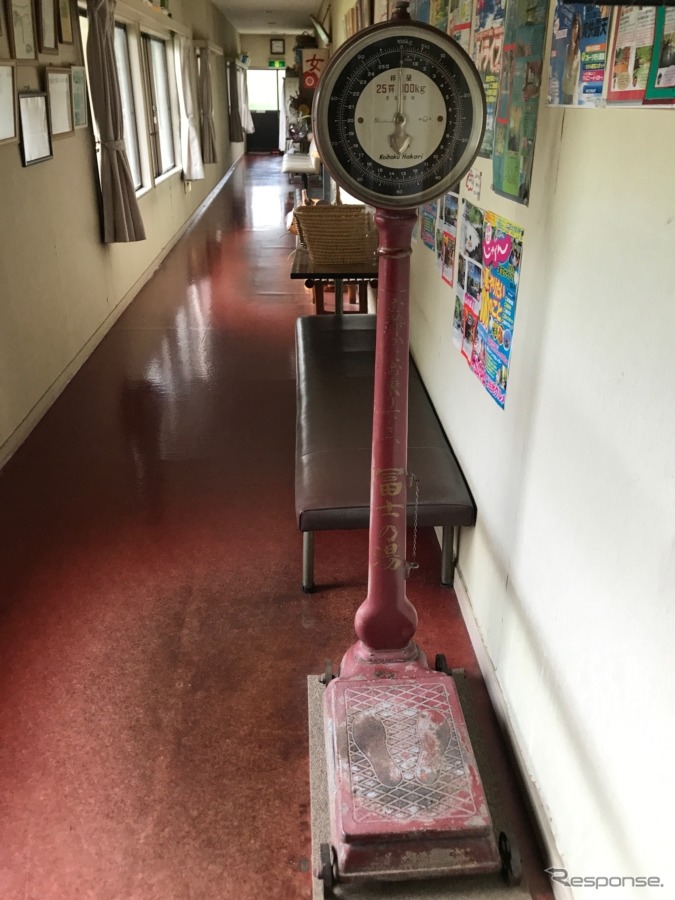 古風な体重計が廊下に置かれる。《撮影 中込健太郎》