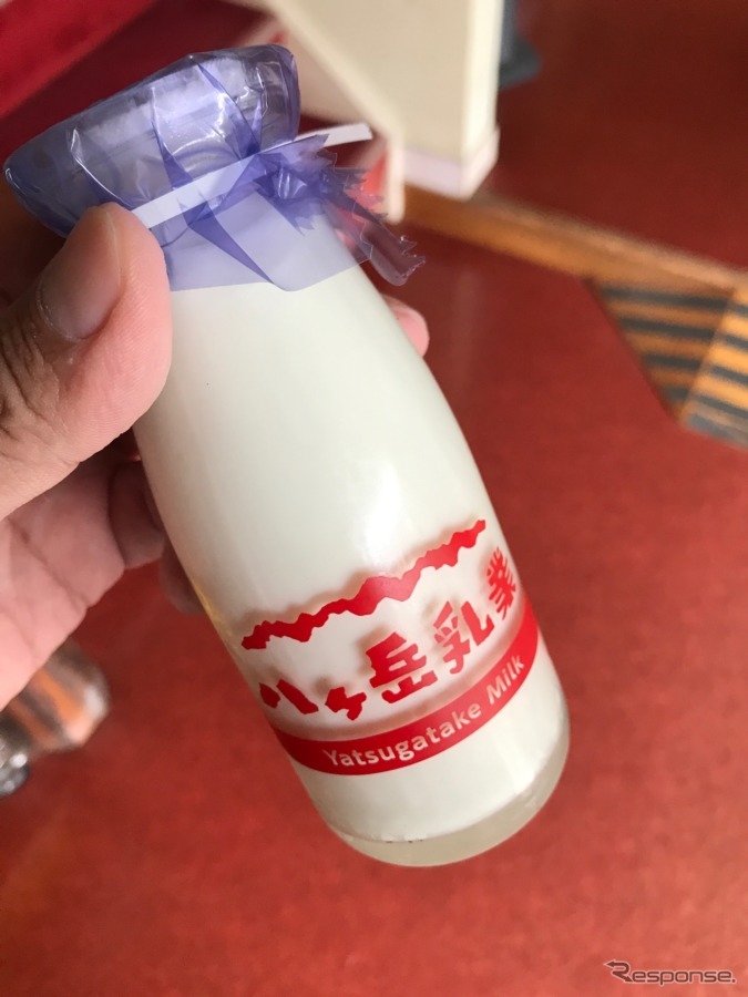 地元の牛乳の旧スタイルの瓶牛乳はつい手が伸びる。温泉に入浴した後は、ビタミンも豊富な牛乳を飲むのは理にかなった行動だ。《撮影 中込健太郎》
