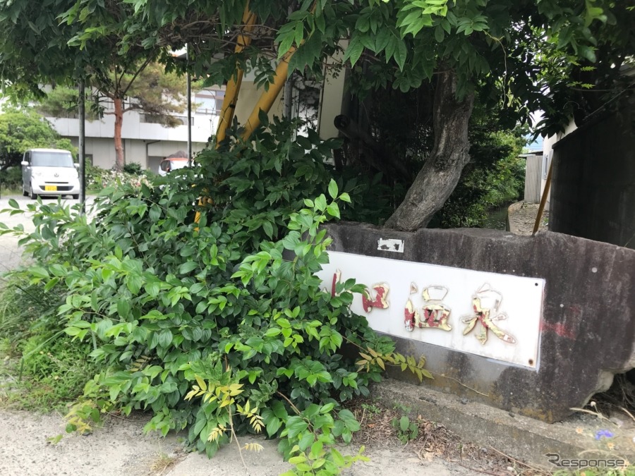 開き開きに訪れたが、先客もいて、後からも利用者が目白押しだった。ゆっくりと漬かれるぬるめのお湯が魅力だ。《撮影 中込健太郎》