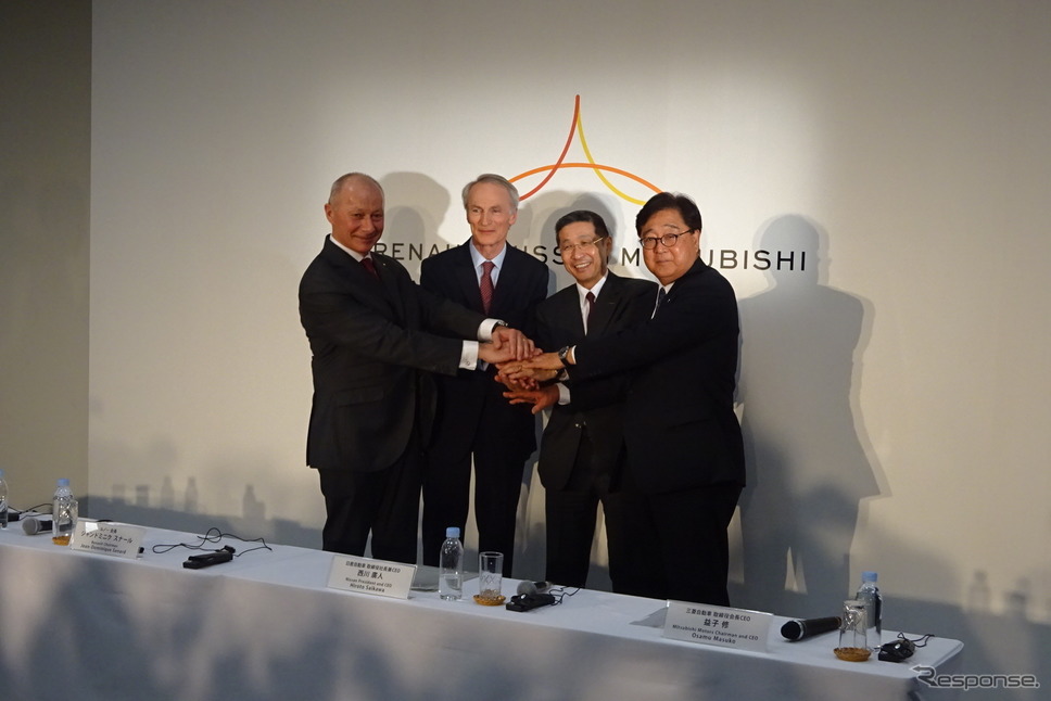 3社連合首脳（左からボロレCEO、スナール会長、西川CEO、益子CEO《撮影　池原照雄》