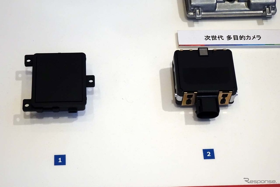 次世代ミリ波レーダー(左)と現行の中距離用ミリ波レーダー
