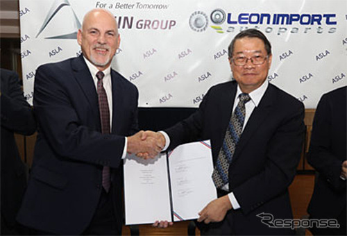 現地での調印の様子(左:AWA スコット・ターピン社長、右:Leon ハヴィエール・チャン氏)《画像:アイシン精機》
