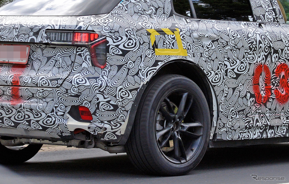 ロータス初のクロスオーバーSUV 開発車両(スクープ写真)《APOLLO NEWS SERVICE》