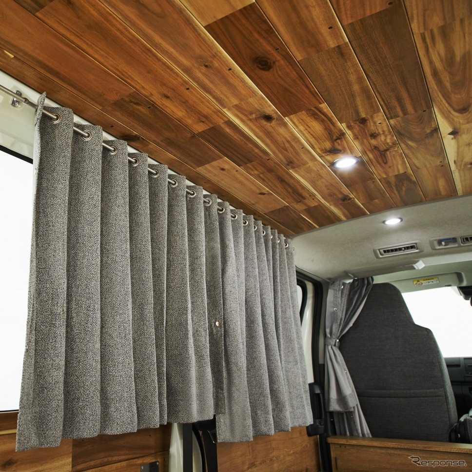 天井も無垢材で覆われ、特徴的なダウンライトを配置。カーテンで車中泊時のプライバシーも確保（GMLVAN V-01）