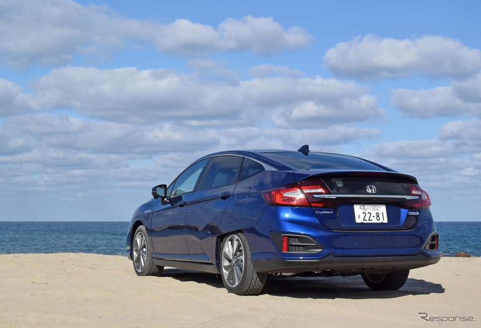 ホンダ クラリティPHEV。鳥取のハワイ(羽合)海水浴場にて。《撮影 井元康一郎》