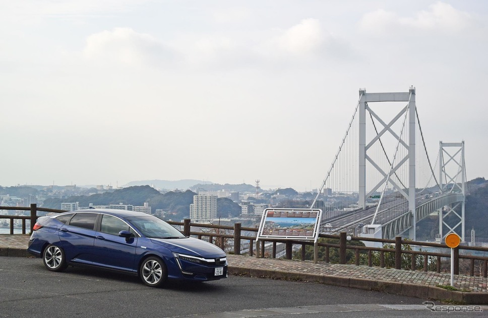 関門海峡・九州側のめかり公園にて関門橋をバックに記念撮影。《撮影 井元康一郎》