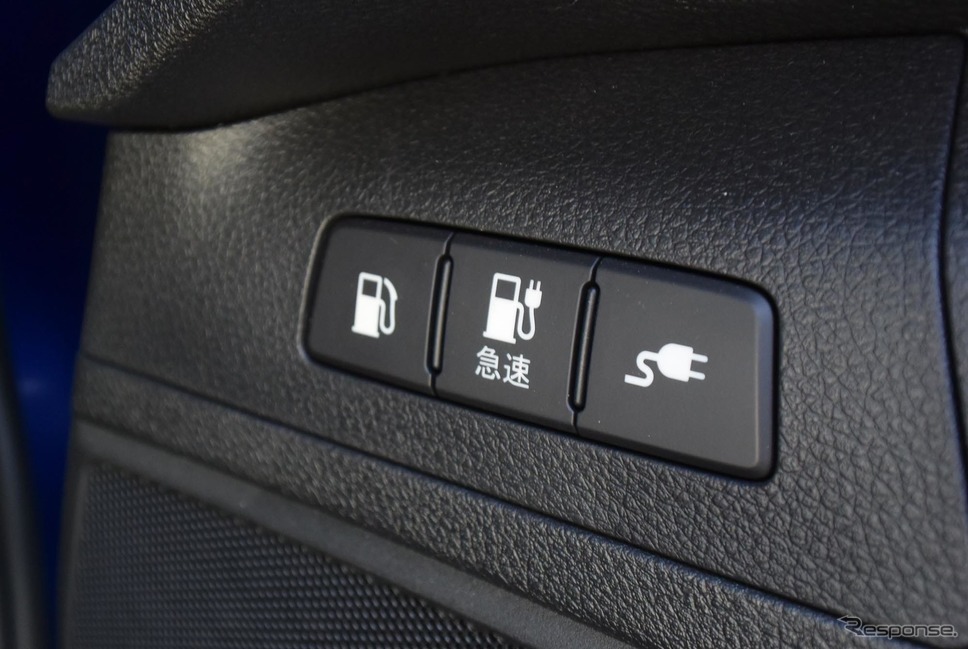 運転席側のフロントドアに給油、急速充電、普通充電の3つのリッド開閉ボタンが。《撮影 井元康一郎》