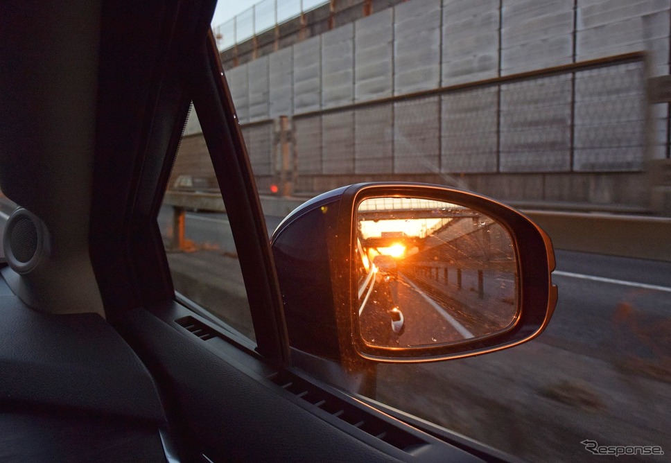 ドライブの最後、厚木から東京まで東名高速道路を走行中に後方から夕日が差してきた。《撮影 井元康一郎》