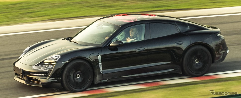 ポルシェ・タイカンの最新プロトタイプ車《photo by Porsche》