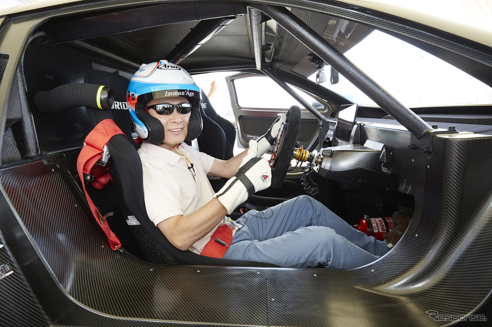 リーフNISMO RC-02に乗り込む桂伸一氏《写真 日産自動車》
