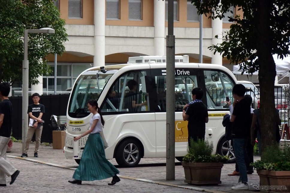 歩行者や一般車両を自動的にセンシングして停止。停止時間が長くなることもあったが、走行自体はスムーズそのものだった《撮影 会田肇》