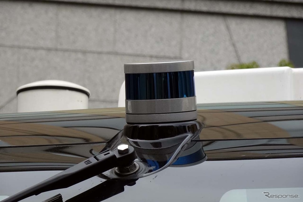 6層スキャンを行う3次元LiDAR。車両の前後2箇所に接地した。後方に見えるGPSは今回使っていない《撮影 会田肇》