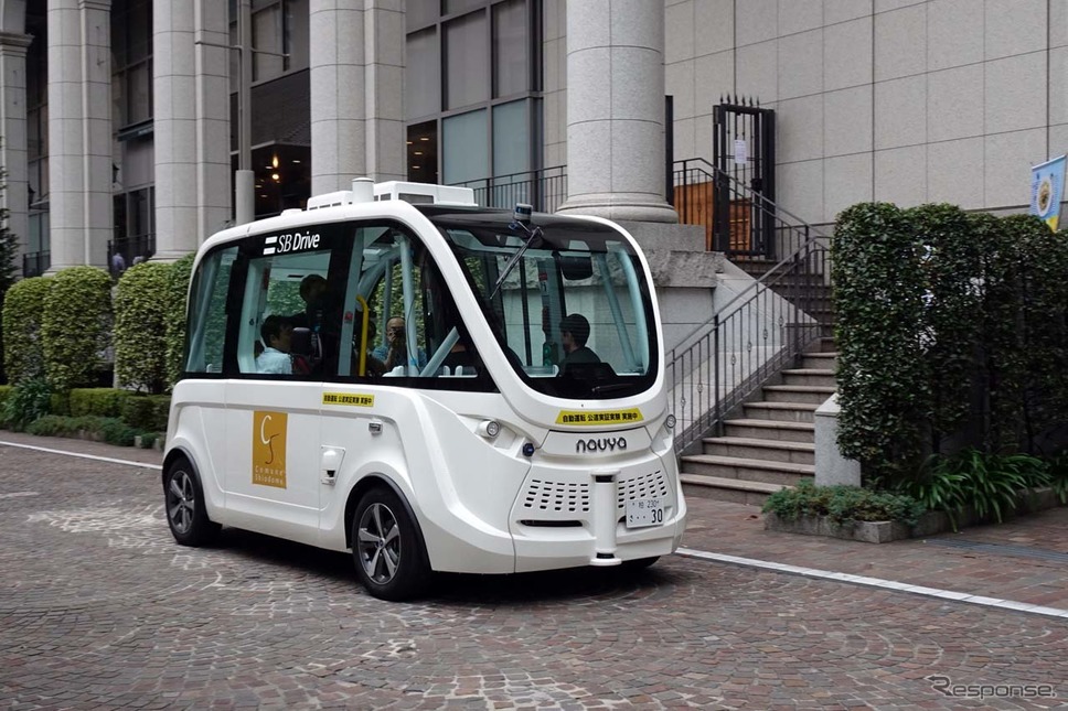 イタリア街を走行するSBドライブの実証実験車両《撮影 会田肇》