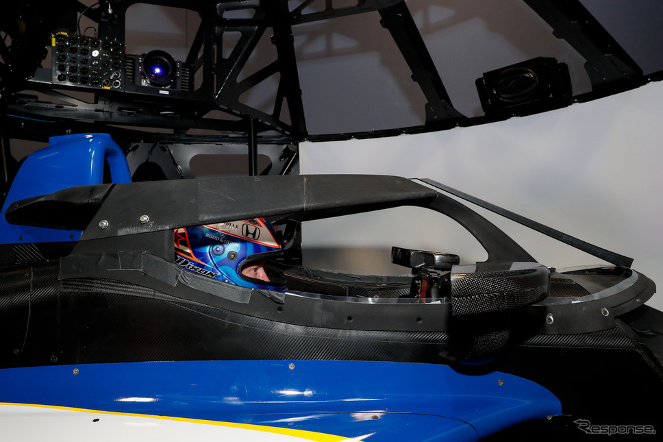 S.ディクソンがエアロスクリーンのフレームを装着したシミュレーターテストを行なった。《写真提供 INDYCAR》