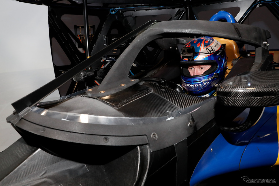 S.ディクソンがエアロスクリーンのフレームを装着したシミュレーターテストを行なった。《写真提供 INDYCAR》