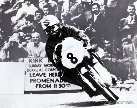 1963年マン島TTレース50ccクラスで初優勝した伊藤光夫氏《画像 スズキ》