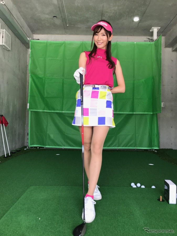 自身もすっかりゴルフの楽しさに魅了されたモデルの美波千夏さん「クルマ好きに人にはぴったりなガレージハウスですがこんなスペースで練習できたら最高ですね」とお気に入りの様子だ。《撮影 中込健太郎》