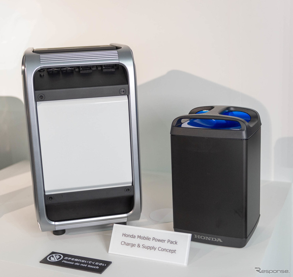 ホンダ 脱着式可搬バッテリー(右)と可搬型の充放電器(ホンダミーティング2019)《写真 ホンダ》